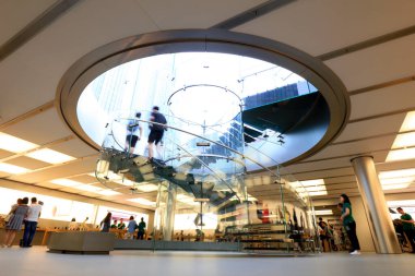 Şangay - 29 Mayıs 2018: Shanghai Lujiazui Guojin Merkezi, Şangay, Çin 'deki Apple Mobil Mağazası' nın döner merdiveni
