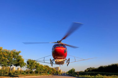 Tarım helikopteri kalkış yapıyor, fotoğraf çekiliyor.
