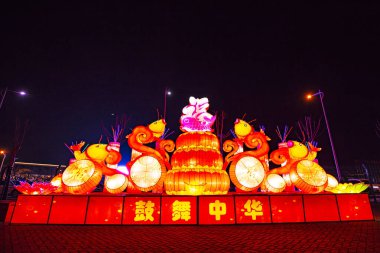 Tangshan City - 8 Şubat 2019: Geceleyin çizgi film figürü heykel, Tangshan City, Hebei Eyaleti, Çin