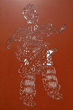 Çelik plakalara oyulmuş çizgi film figürleri.