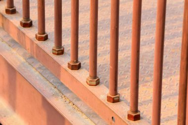 Fabrikadaki demir parmaklıklar.