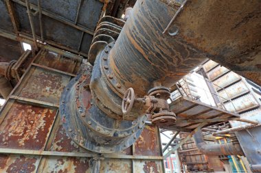 Fabrikalarda kullanılmayan ve terk edilmiş metal borular.