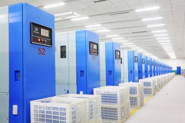 LUANNAN COUNTY - 20 Aralık 2013 'te, Luannan Bölgesi, Hebei Bölgesi, Çin' deki ZeAo Spin LTD 'de bir üretim atölyesinde mekanik ekipman ve plastik sandık.