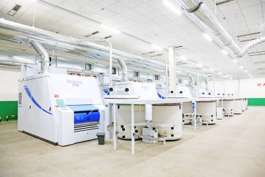 LUANNAN COUNTY - 20 Aralık 2013 'te, Luannan Eyaleti, Hebei Eyaleti, Çin' deki ZeAo Spin LTD 'deki bir üretim atölyesinde mekanik ekipmanlar çalışıyordu..