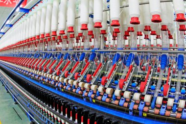 LUANNAN COUNTY - 20 Aralık 2013 'te, Luannan Eyaleti, Hebei Eyaleti, Çin' de, ZeAo Spin LTD 'de, bir üretim atölyesinde dönen makineler ve ovalar.