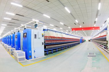 LUANNAN COUNTY - 20 Aralık 2013 'te, Luannan Eyaleti, Hebei Eyaleti, Çin' de, ZeAo Spin LTD 'de bir üretim atölyesinde dönen makine ve plastik sandık.