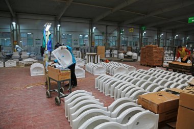 LUANNAN COUNTY - 5 Ocak 2014, Luannan Eyaleti, Hebei Eyaleti, Çin 'deki ZhongTong Seramik Şirketi' nde çalışan kadın ürünün kalitesini test ediyordu.