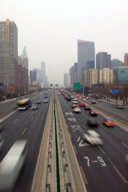 BEIJING - 17 HAZİRAN: 17 Ocak 2014 'te otoyoldaki trafik, Pekin, Çin.