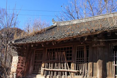 Kuzey Çin 'deki küçük bir dağ köyündeki evlerin enkazı.