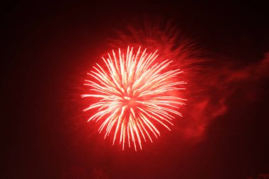 Çin yeni yıl arifesinde gece gökyüzünde havai fişek