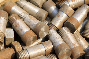 Birbirine kenetlenmiş civatalar, fotoğrafa yakın.