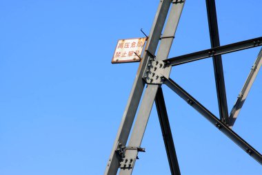 Mavi gökyüzü, çelik güç iletim tesislerinde elektrik Kulesi