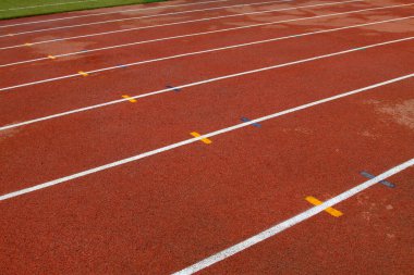 bir ortaokulun spor sahasında ıslak kırmızı plastik pist