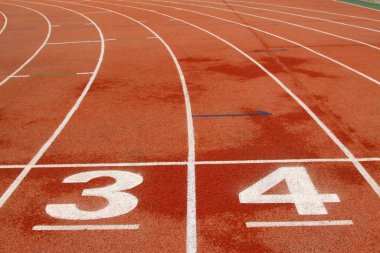 Spor zemin kırmızı plastik pist bir ortaokul