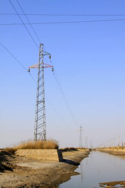 Su kenarında elektrik gücü, fotoğrafa yakın çekim.
