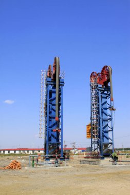 CAOFEIDIAN - 2 Mayıs 2014 tarihinde, JiDong petrol sahasında çerçeve tipi pompalama ünitesi, kaofeidyen, hebei bölgesi, Çin. 