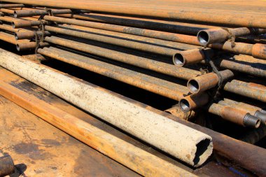 Oksitlenme paslanması petrol boru hattıyla dolu, fotoğrafa yakın.