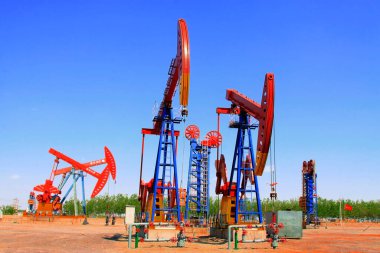 CAOFEIDIAN - 2 Mayıs 2014 tarihinde JiDong petrol sahasında dengeli ışın pompalama ünitesi, kaofeidyen, hebei bölgesi, Çin.