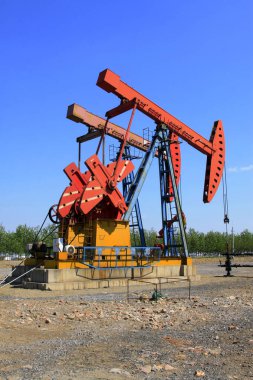 CAOFEIDIAN - 2 Mayıs 2014 tarihinde JiDong petrol sahasında dengeli ışın pompalama ünitesi, kaofeidyen, hebei bölgesi, Çin.