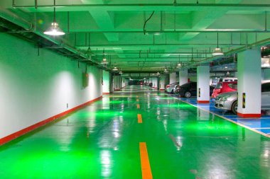 Yeşil zeminli yeraltı otoparkı