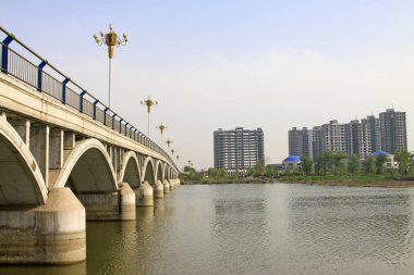 Köprüler ve binalar, fotoğrafa yakın çekim