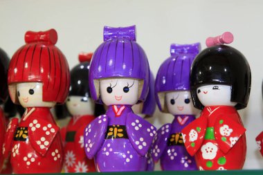 Mağaza raflarında eski kadınlar için şekillendirici bebekler 