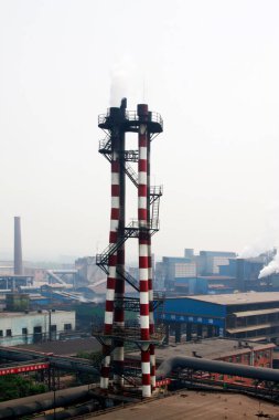 Ağır sanayi fabrikaları bacalar ve boru hatları, fotoğrafa yakın çekim