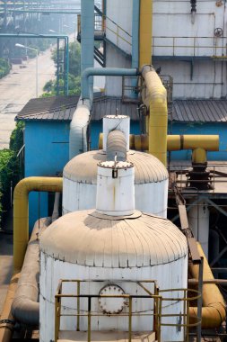 Bir fabrikada mekanik ekipman ve depolama tankları