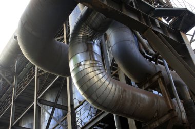 Fabrikadaki metalik kanal, fotoğrafa yakın çekim.