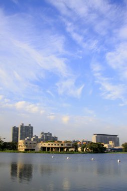 TANGSHAN - 21 Temmuz: Binalar ve Kuzey Nehri Parkı manzarası, 21 Temmuz 2014, Tangshan şehri, Hebei Eyaleti, Chin