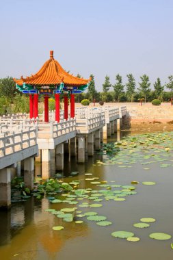 LUANNAN COUNTY - 7 AĞUSTOS: Çin mimari tarzı köprüler ve pavyonlar 7 Ağustos 2014, Luannan County, Hebei Eyaleti, Çin