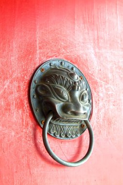 Geleneksel Çin tarzı metal kapı tokmağı.