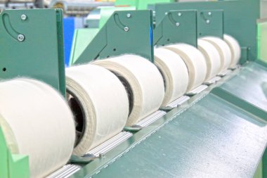 Makinede pamuk yumağı, fotoğrafa yakın çekim