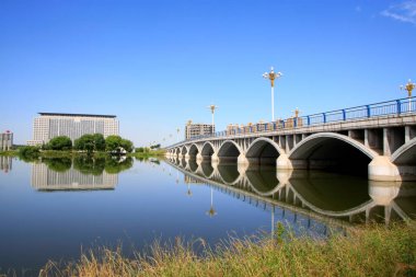 LUANNAN COUNTY - 15 Eylül 2014 'te Kuzey Nehri Köprüsü peyzaj mimarisi, Luannan County, Hebei Eyaleti, Çin