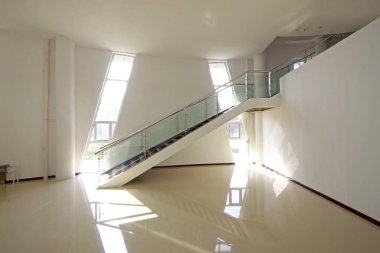 Bir sanat galerisinde cam ve paslanmaz çelik tırabzanlar