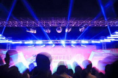 Sahne aydınlatma etkisi karanlıkta 