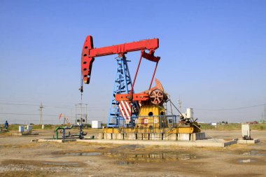 CAOFEIDIAN - 27 Eylül: JiDong petrol sahasında dengeli ışın pompalama ünitesi, 27 Eylül 2014, Caofeidian City, Hebei, Çin.