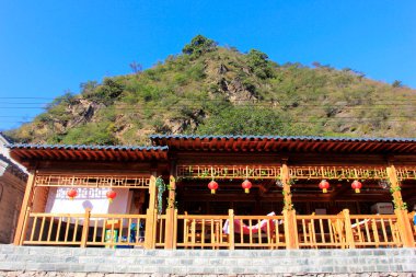 BEIJING - 5 Ekim 2014 'te CuanDiXia köyündeki ahşap saçaklar ve kırmızı fenerler, Pekin, Chin