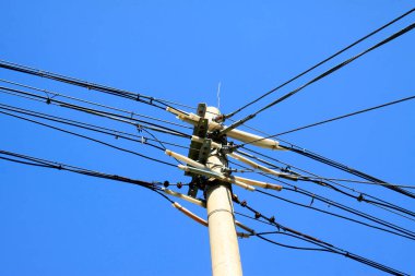 Mavi gökyüzünün altındaki güç tesisleri, fotoğraflara yakın çekim