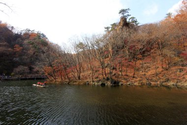 BENXI CITY- 12 Ekim: GuanMenShan manzaralı doğal manzara ve turistler, 12 Ekim 2014, Benxi City, Liaoning Eyaleti, Çin