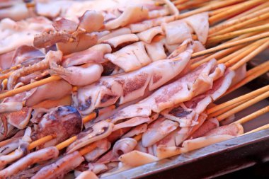 Restoranda ızgara şiş kebap, yakın plan fotoğraf.