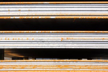 Çelik plaka bir eşya deposunda, fotoğrafa yakın çekim.