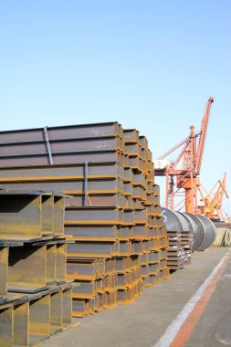 Yuvarlanan çelik yığını, fotoğrafa yakın çekim.