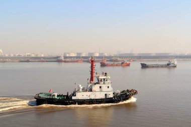 Limandaki gemiler, geniş açılı görünüm