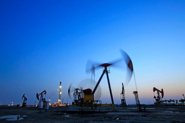 Jidong petrol sahasında dengeli ışın pompalama ünitesi günbatımı manzarası, Hebei Eyaleti, Çin
