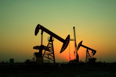 Jidong petrol sahasında dengeli ışın pompalama ünitesi günbatımı manzarası, Hebei Eyaleti, Çin