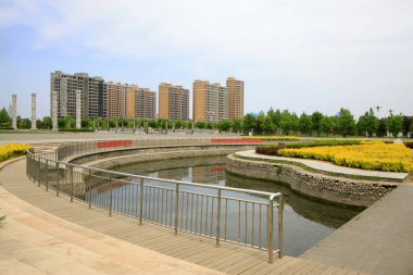 Şehir inşaat manzarası, gölet ve paslanmaz çelik ray, yakın çekim