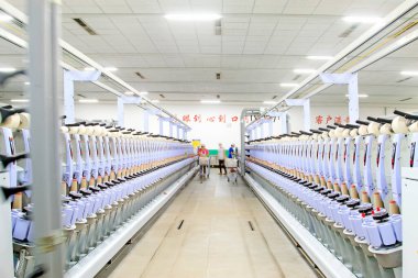 Luannan - 31 Mayıs 2015 'te üretim atölyesinde dönen işçiler, Luannan County, Hebei, Çin