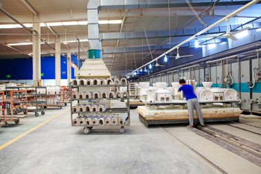 Luannan - 31 Mayıs 2015 'te, Çin' in Hebei eyaletindeki Luannan ilçesinde, sinter atölyesi üretim hattında işçiler