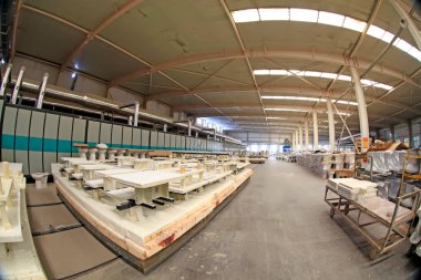 Luannan - 31 Mayıs 2015 'te seramik şirketinde Sintering atölye üretim hattı görüntüsü, Luannan County, Hebei, Çin